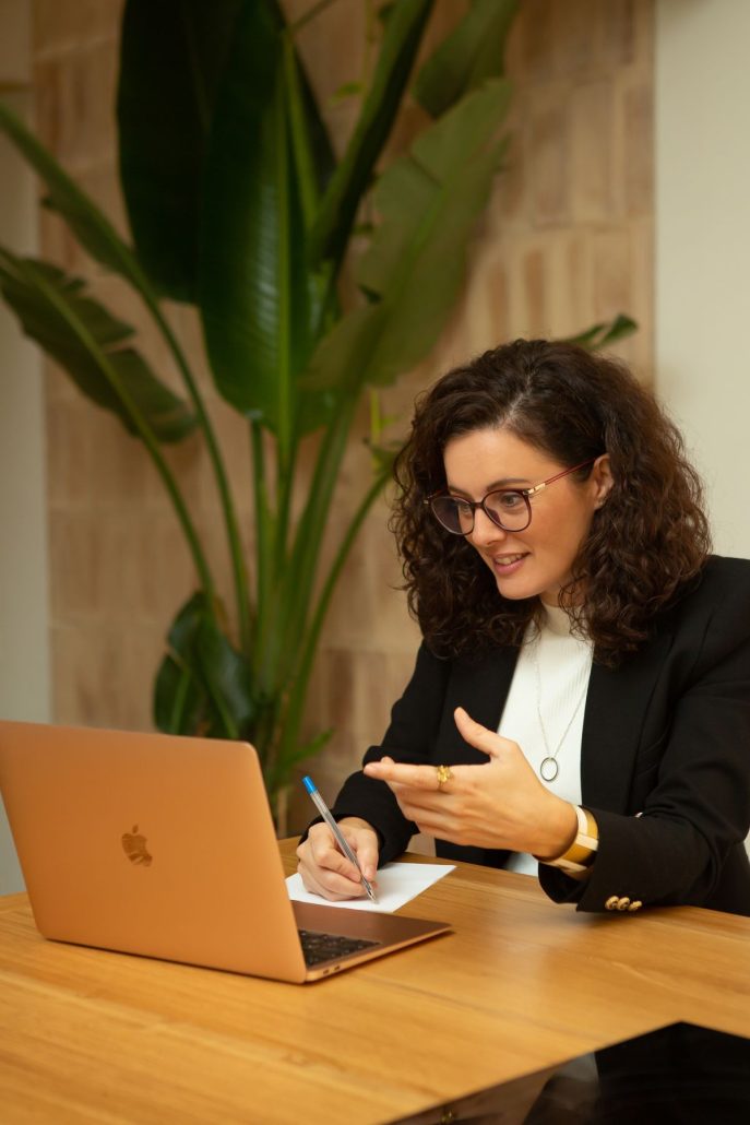 Anna Blánquez atendiendo una sesión online desde su consulta en La Place